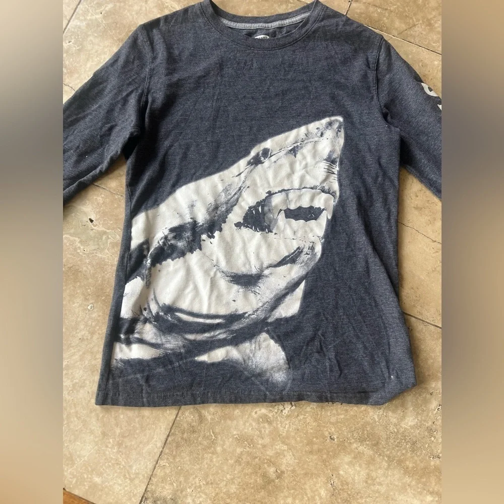 Old Navy boys Jaws long sleeve tea crewneck very good condition XL 14-16